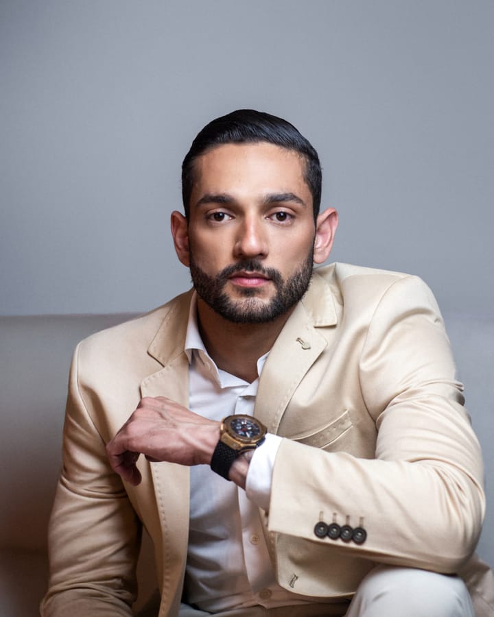 Retrato do Dr. Saulo Silva, médico, de paletó bege e camisa branca